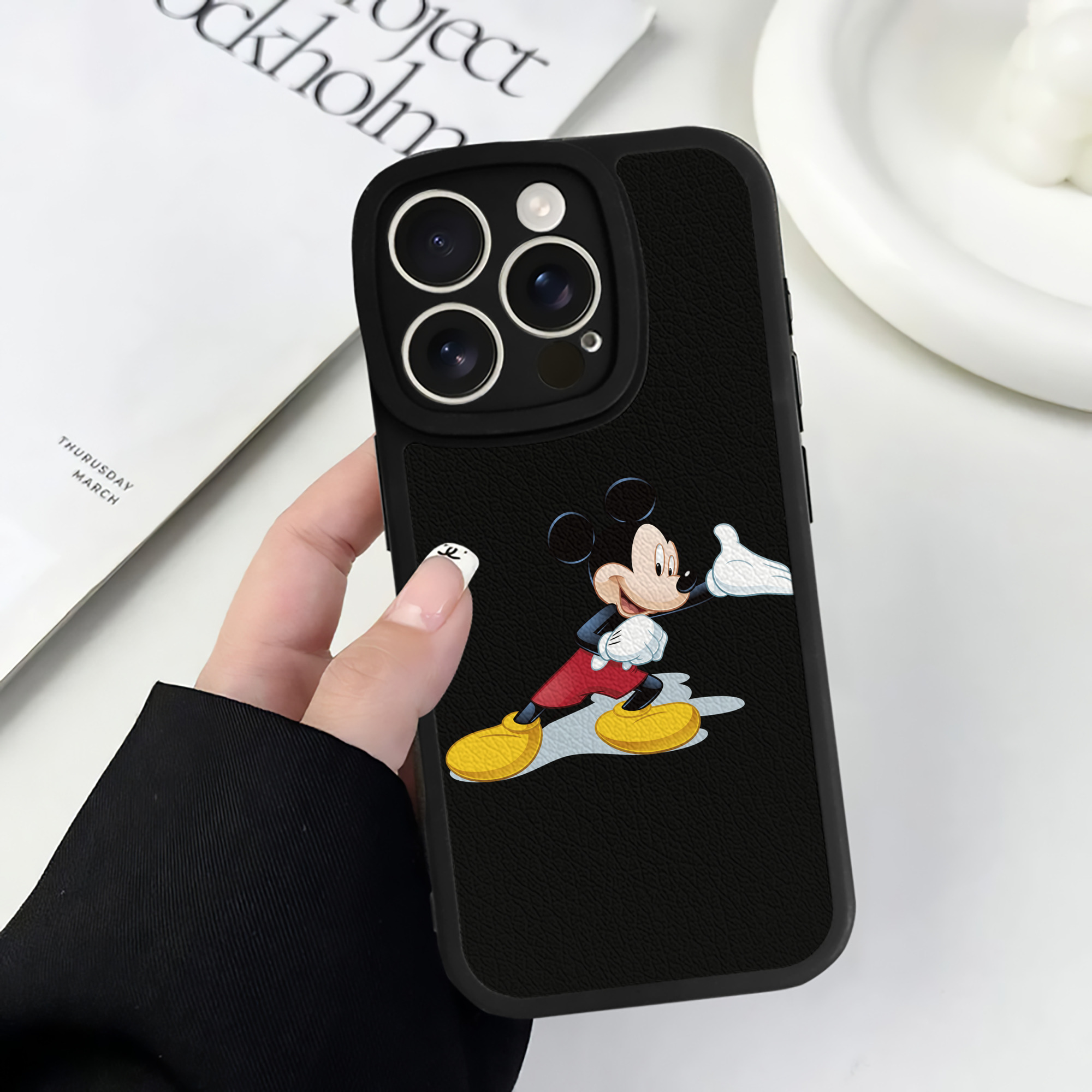 （画像用） ミッキーマウス Mickey Mouse 【iPhone 16シリーズ対応】シリコンスマホケース（レザー調） 材質：シリコン
